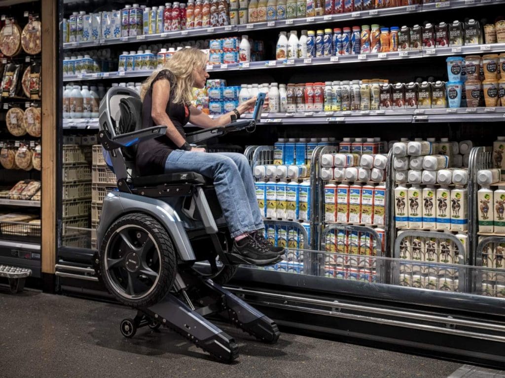 Rollstuhl Scewo im Supermarkt