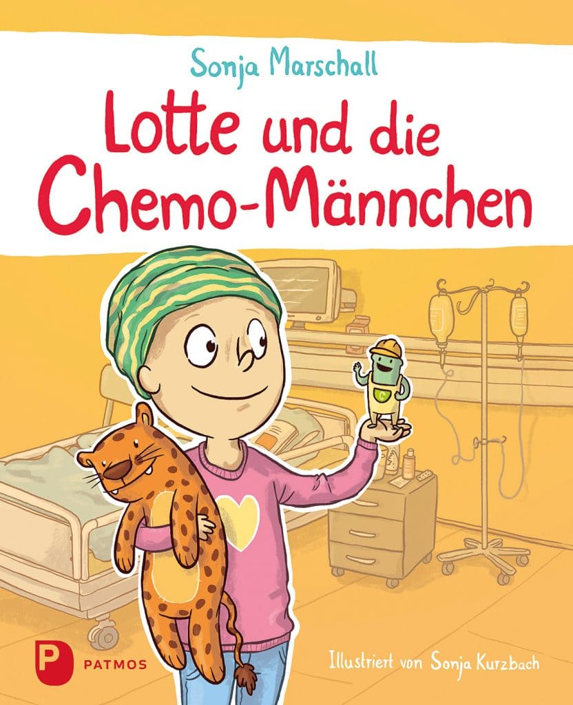 Cover des Buches: Lotte und die Chemo-Männchen. Die Illustration zeigt ein Mädchen mit Mütze in einem Krankenhauszimmer. In ihrem rechten Arm hält sie einem Kuscheltier Leoparden und auf der linken Hand steht ein vermeintliches Chemo-Männchen, welches ihr etwas zu erklären scheint.