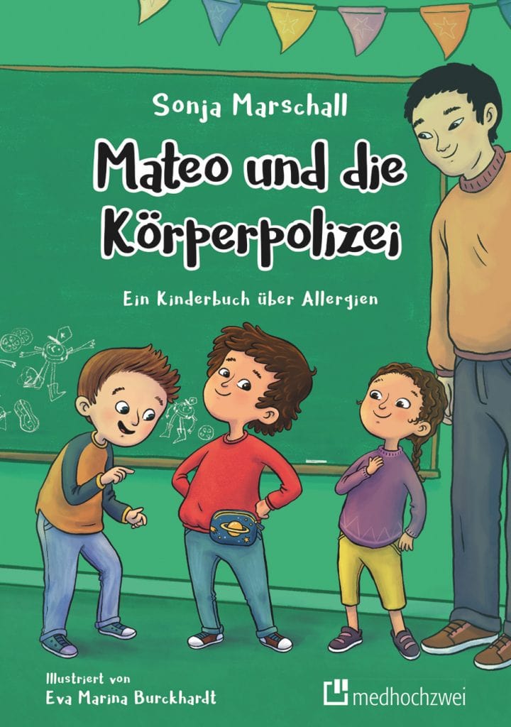 Cover des Buches: Mateo und die Körperpolizei. Illustration zeigt drei Kinder und einen Mann im Klassenzimmer. Junge in der Mitte zeigt stolz seine Tasche mit Notfallmedikation für einen Allergieschock.
